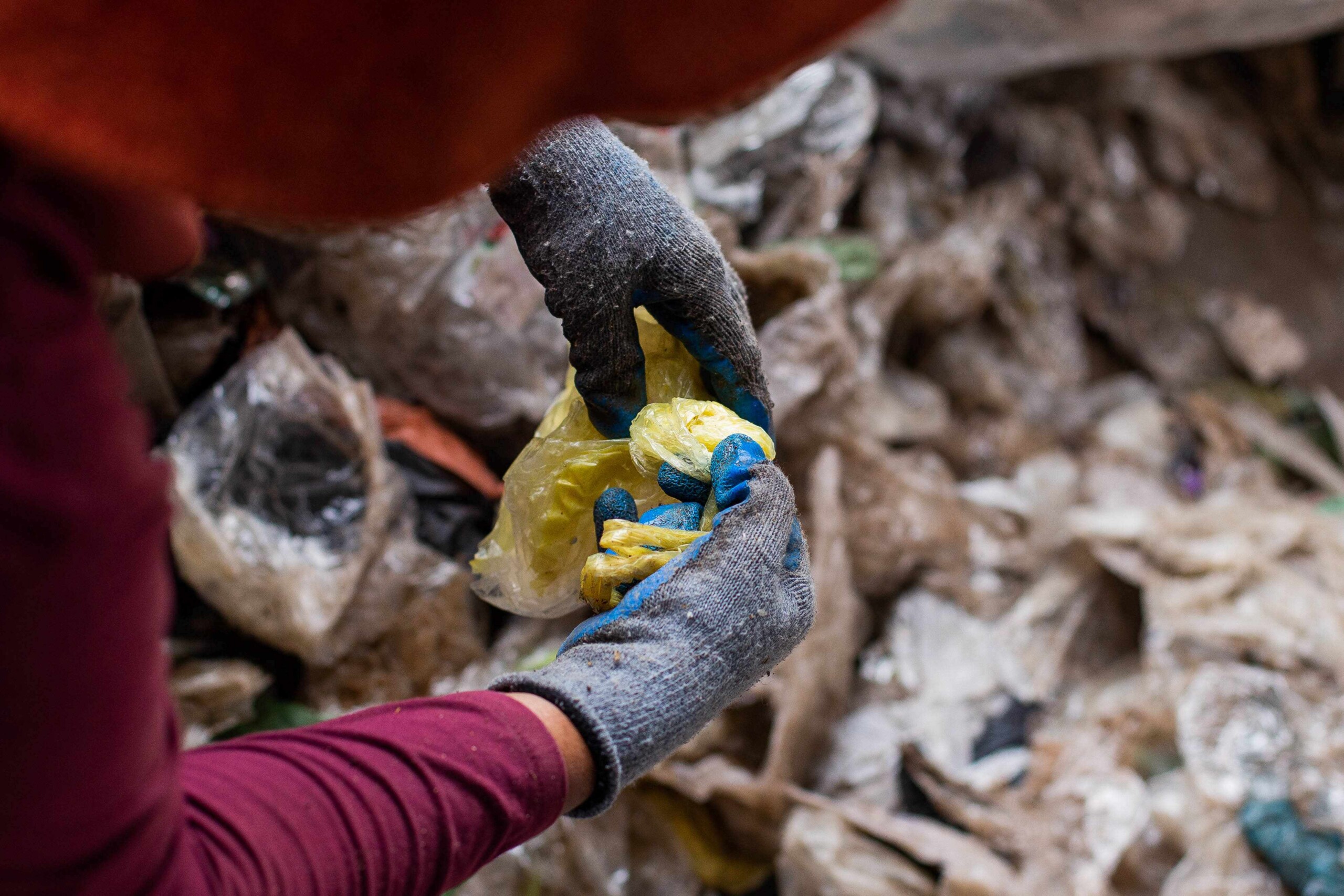 Plastikmüll wird für Wildplastic per Hand sortiert