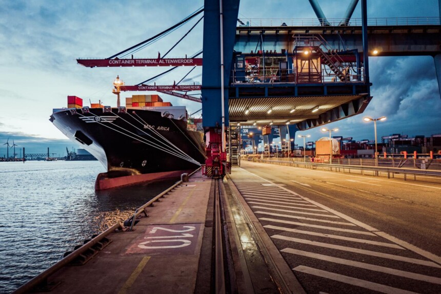 Containerschiff am Hamburger Hafen