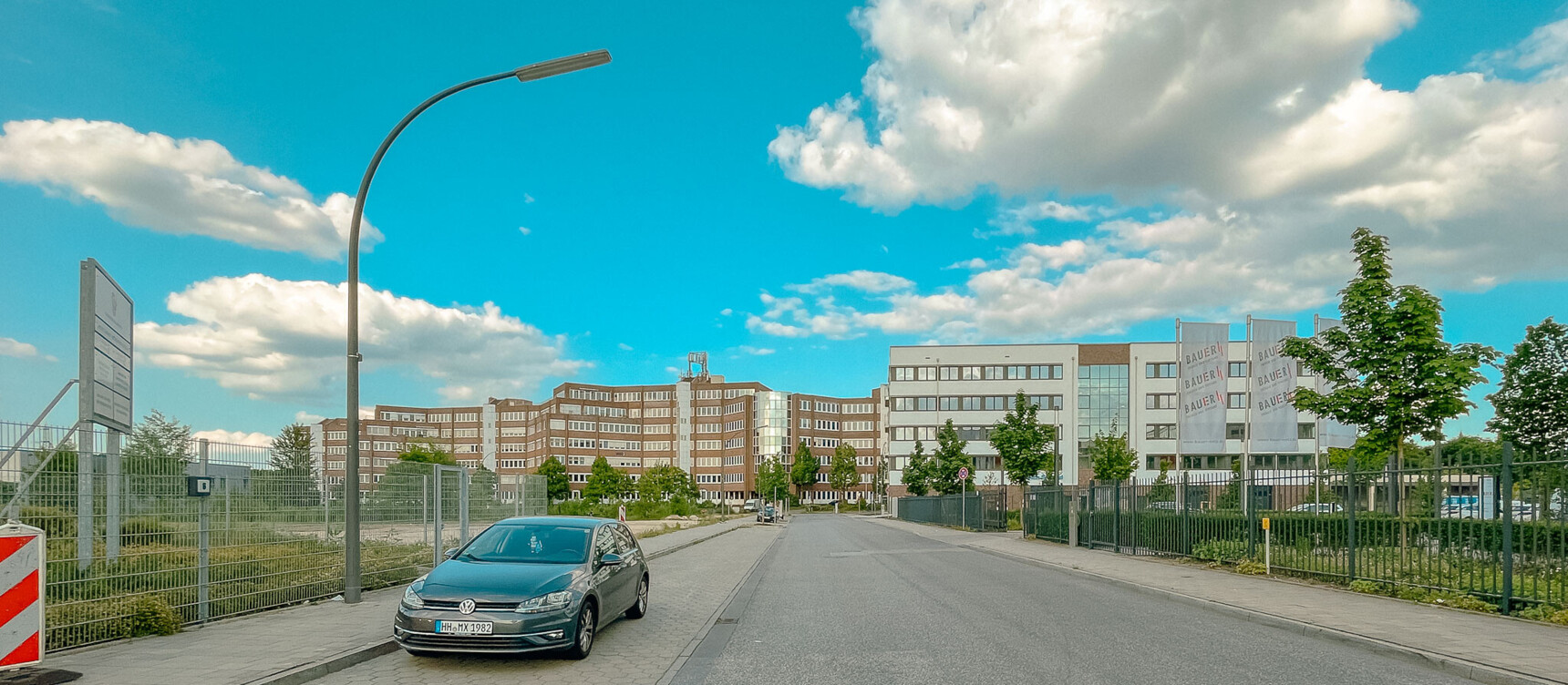 Straßenzug mit verschiedenen Firmengebäuden am Standort Friedrich-Ebert-Damm