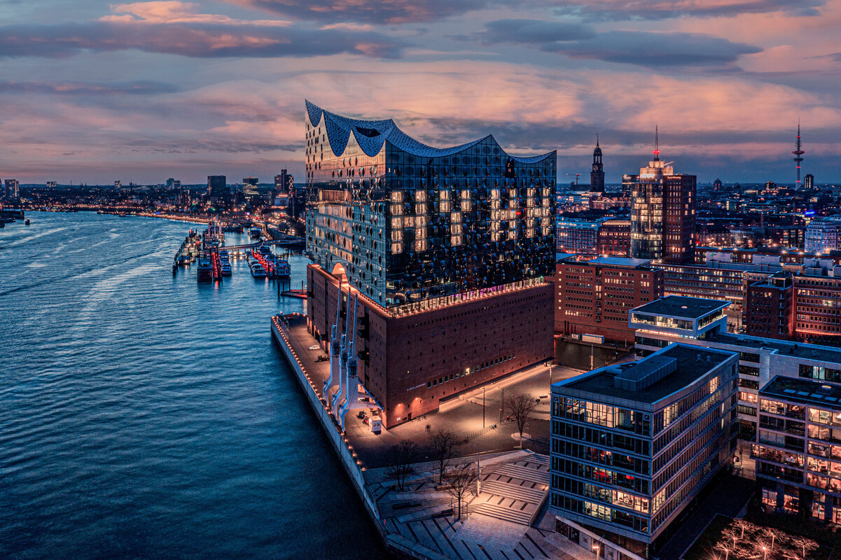 Schriftzeichen „HY HH“ auf Hamburger Elbphilharmonie projiziert in stimmungsvollem Ambiente