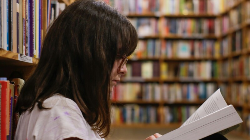 Schülerin in der Bibliothek