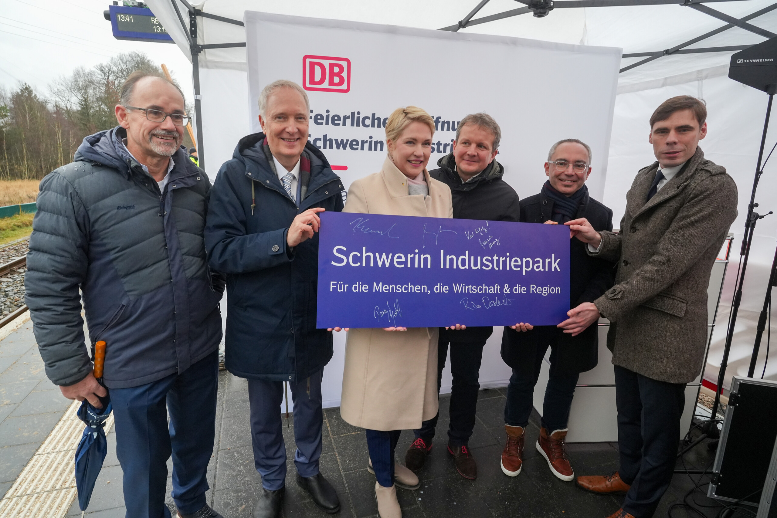 MV-Ministerpräsidentin Manuela Schwesig hält ein Schild "Schwerin Industriepark"