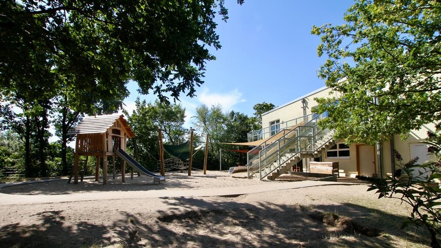 Naturnah gestaltetes Außengelände der Kindertagesstätte am Henriette-Herz-Ring in Allermöhe