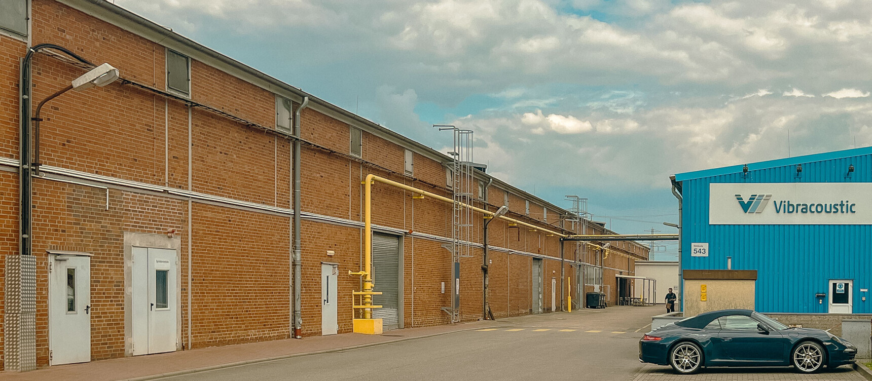 Auf dem Werksgelände von Vibracoustic im Gewerbegebiet östliches Harburg