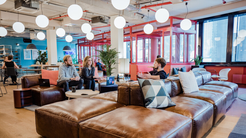 Co-Working-Space mit Sofas in Hamburg