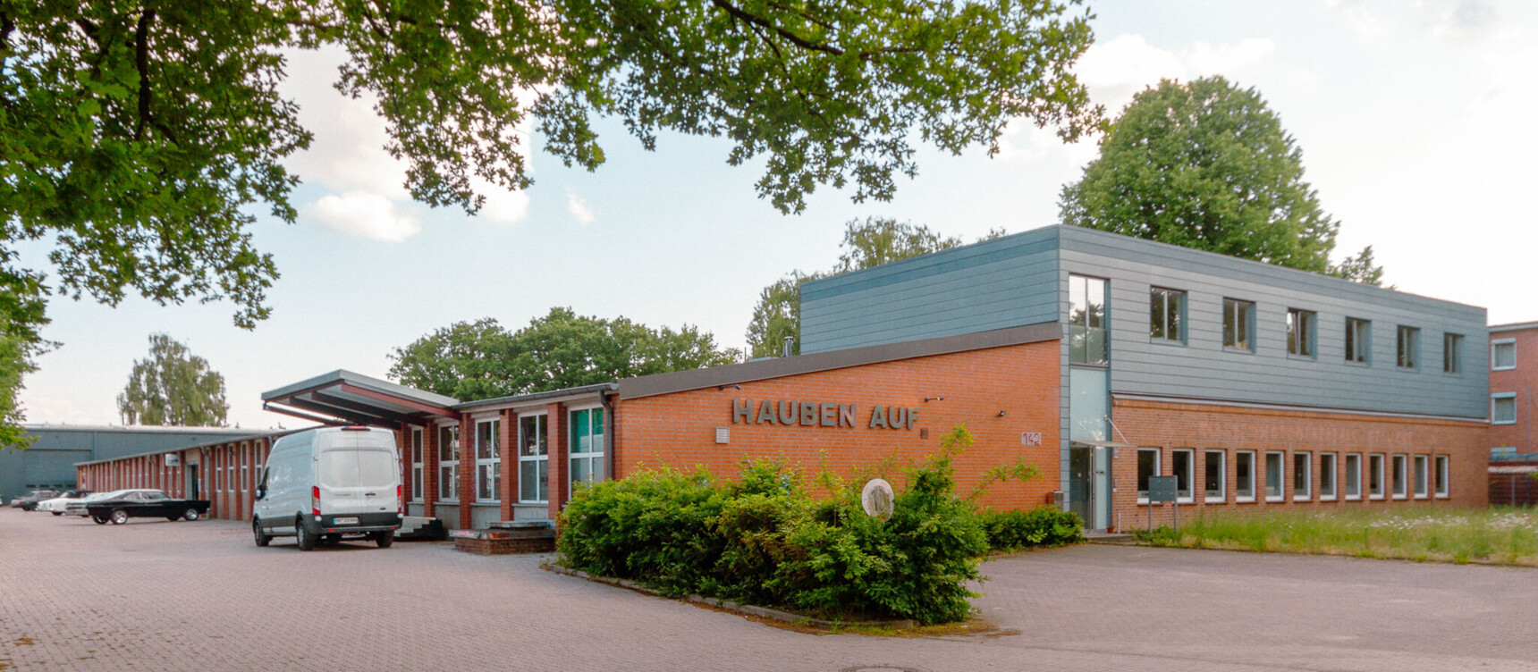 Car workshop Hauben Auf in the Friedich-Ebert-Damm industrial area