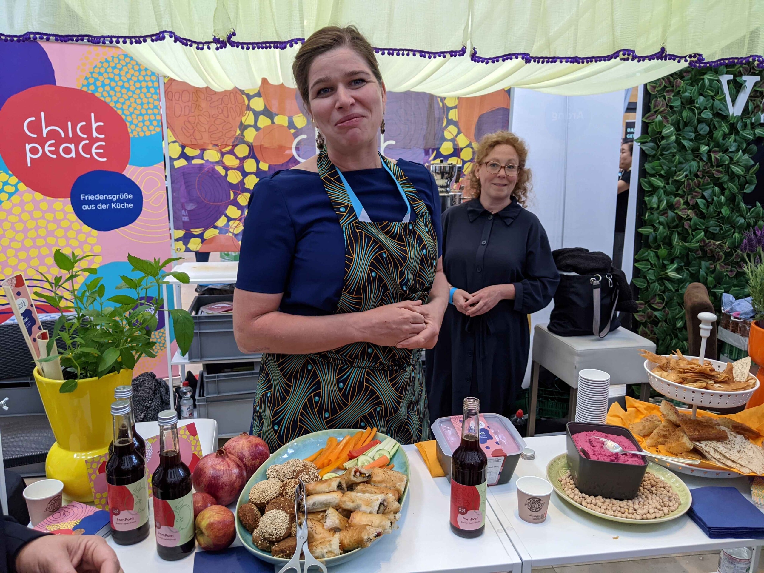 Antje de Vries at Chickpeace's stand during the Food Innovation Camp