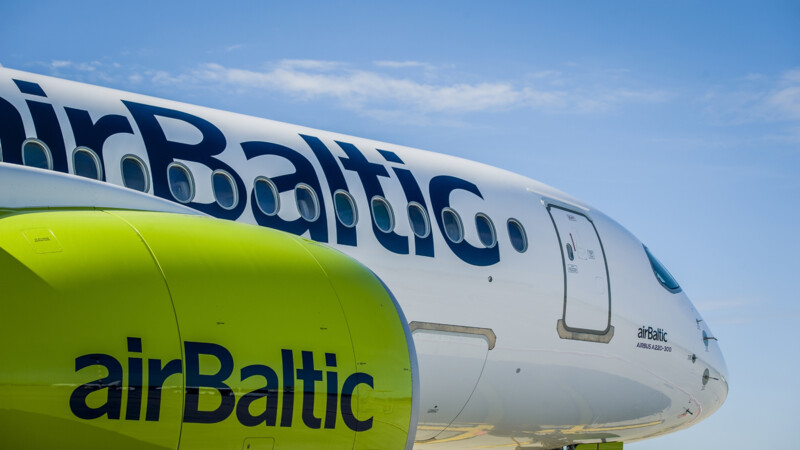 Flugzeug von Air Baltic am Boden