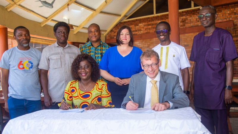 (sitzend v. l n. r.) Prof. Rosemond Boohene (Pro-Vice Chancellor UCC), Andreas Timm-Giel (Präsident TU Hamburg), (stehend v. l. n. r.) Prof. Daniel Agyapong (Directorate of Academic Planning & Quality Assurance UCC), Prof. Joshua Amo-Adjei (Vice-Dean Office of International Relations), (Mitte) Senatorin Katharina Fegebank