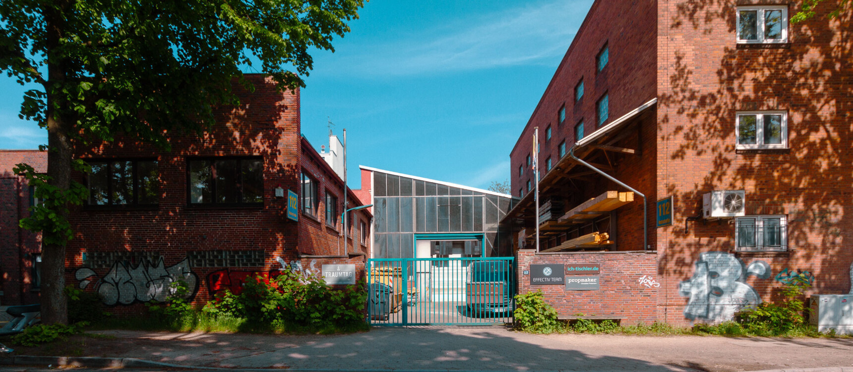 Verschiedene Gebäude von gewerbetreibenden Unternehmen im Gewerbegebiet Bornkampsweg/Ruhrstraße