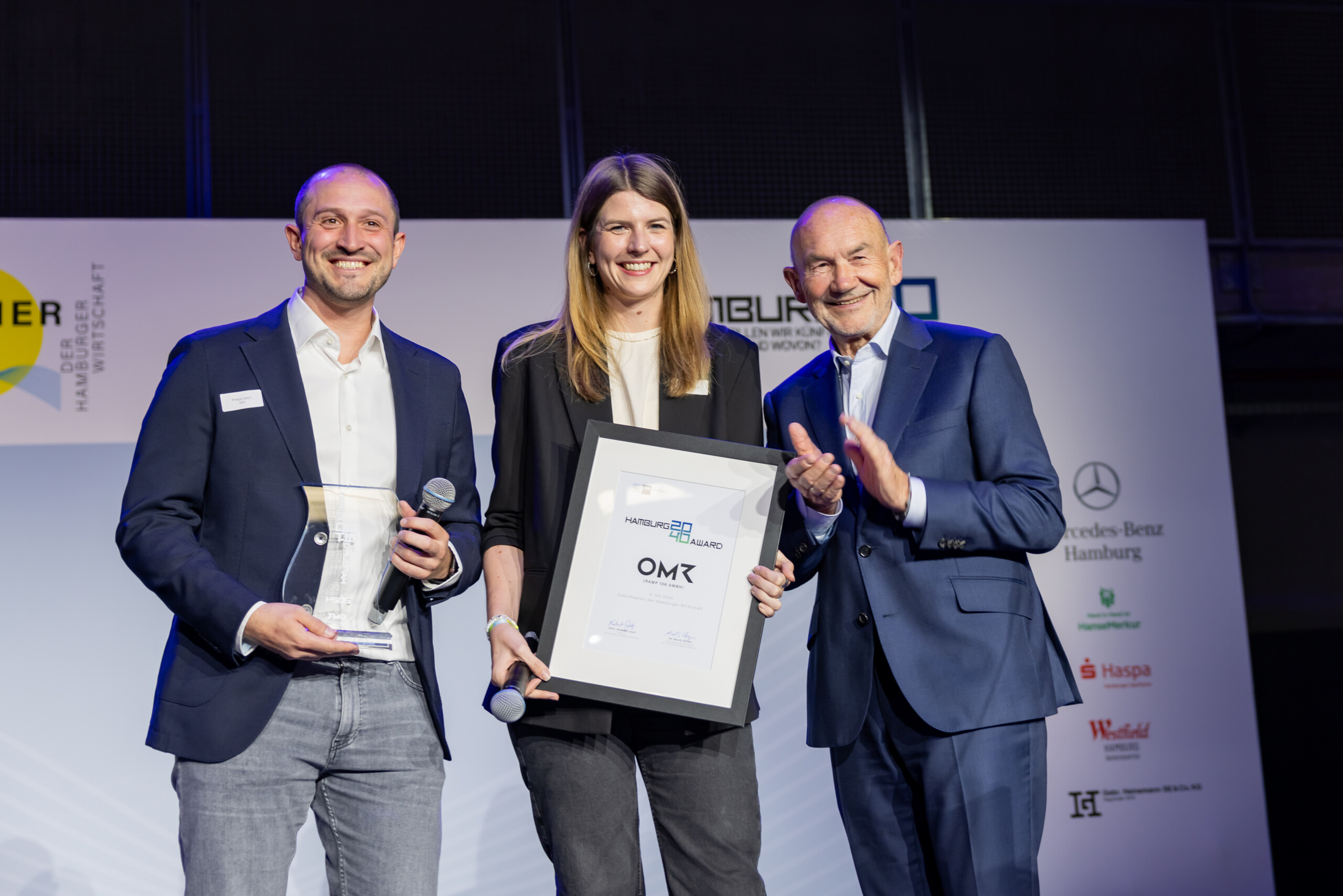 Verleihung „Hamburg 2040"-Award: Philipp Isfort, Isabelle Gardt, beide Teil der OMR-Geschäftsführung, und Norbert Aust (v.l.)