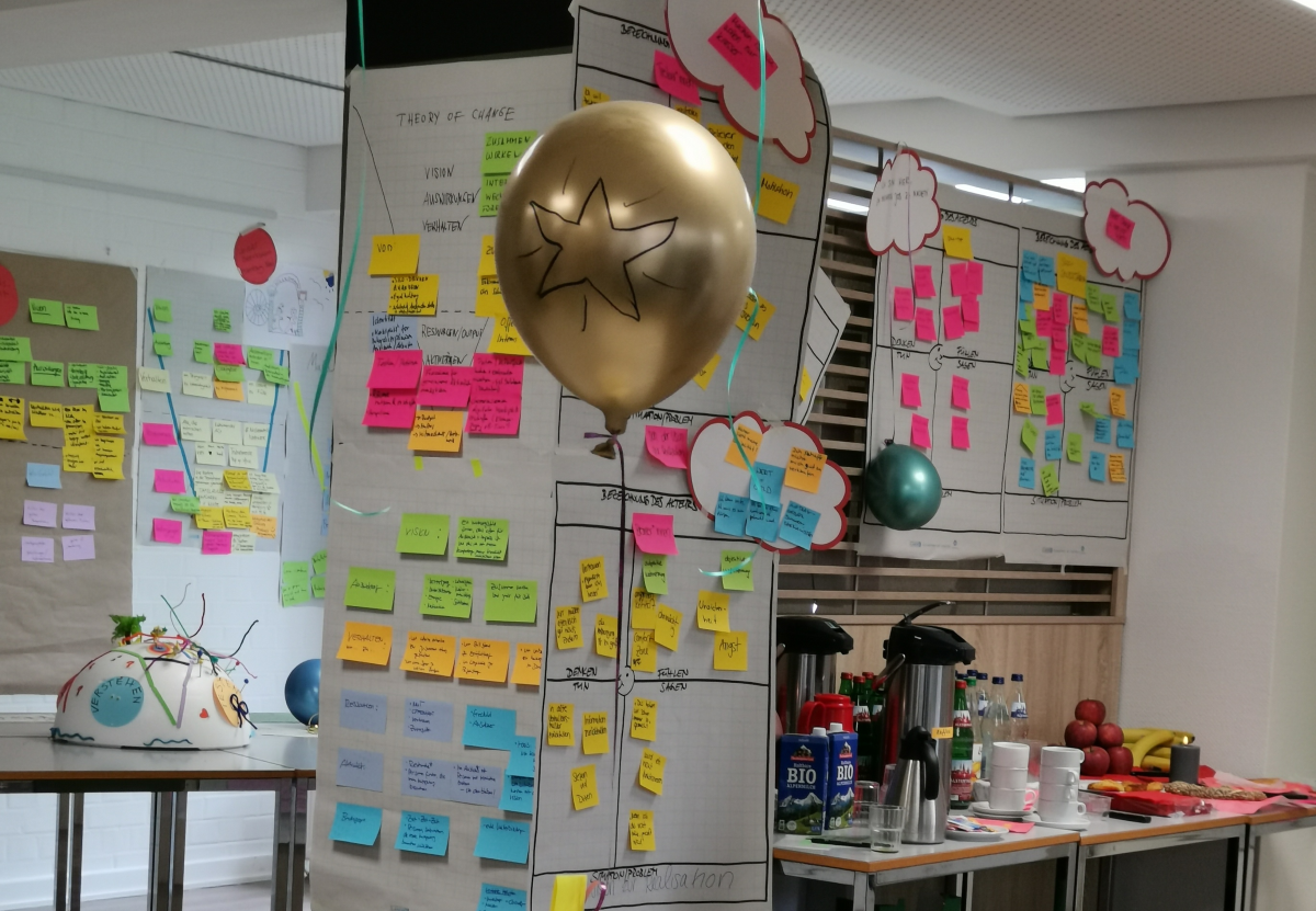 Kreativkantine: Ehemaliger Speisesaal ist mit bunten Ballons und Post-its zu einem Kreativraum geworden