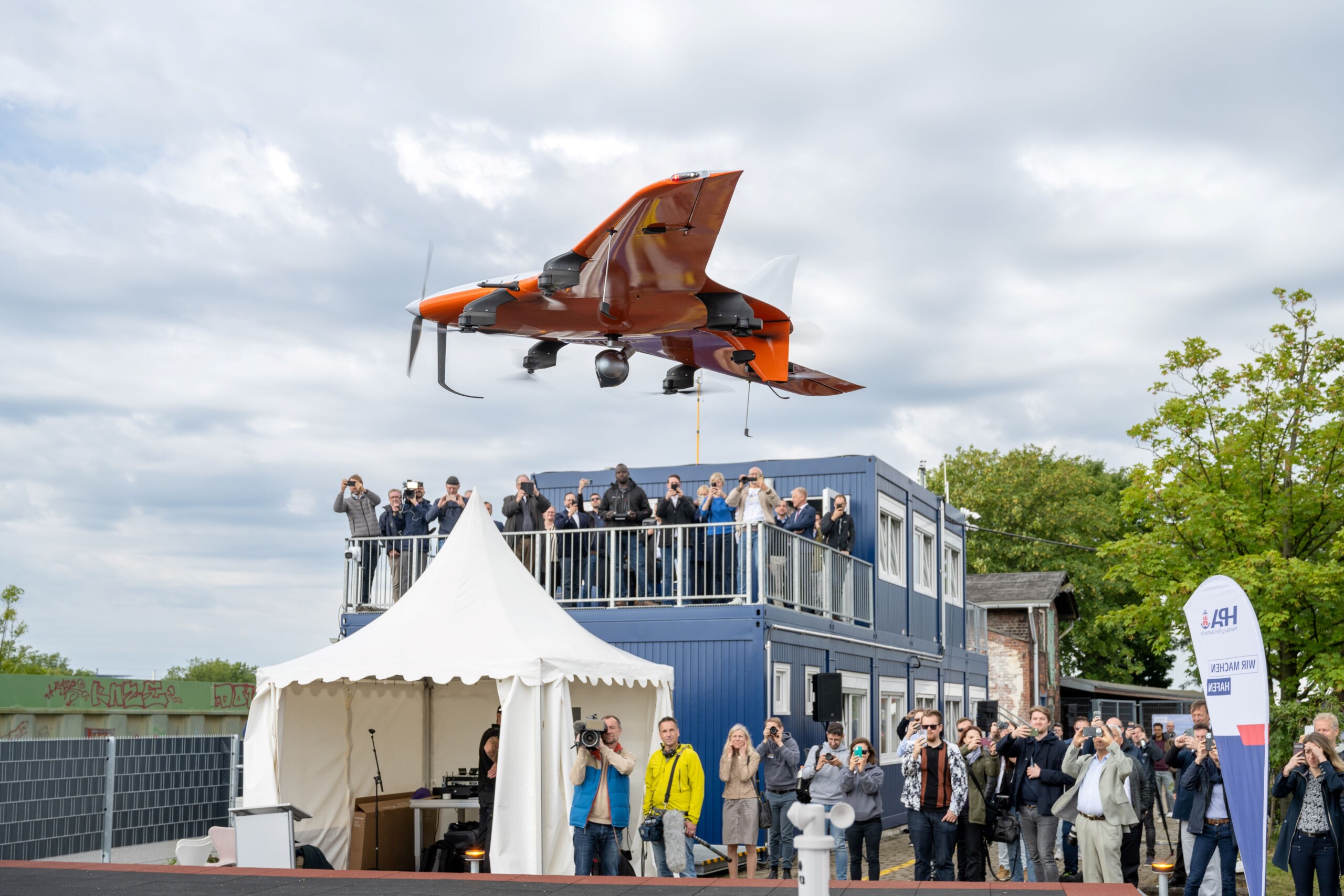 Eine Drohne fliegt vor Publikum bei der Eröffnung des Droneport für unbemannte Systeme