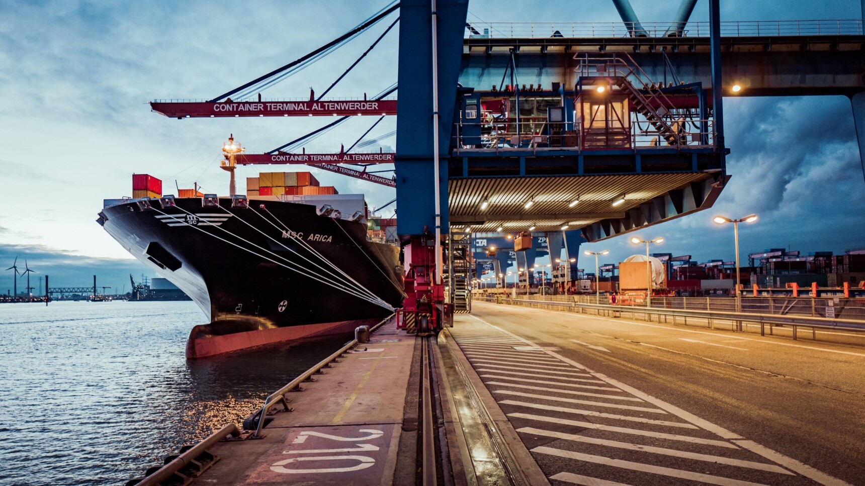 Business Hamburg: Containerschiff am Hamburger Hafen