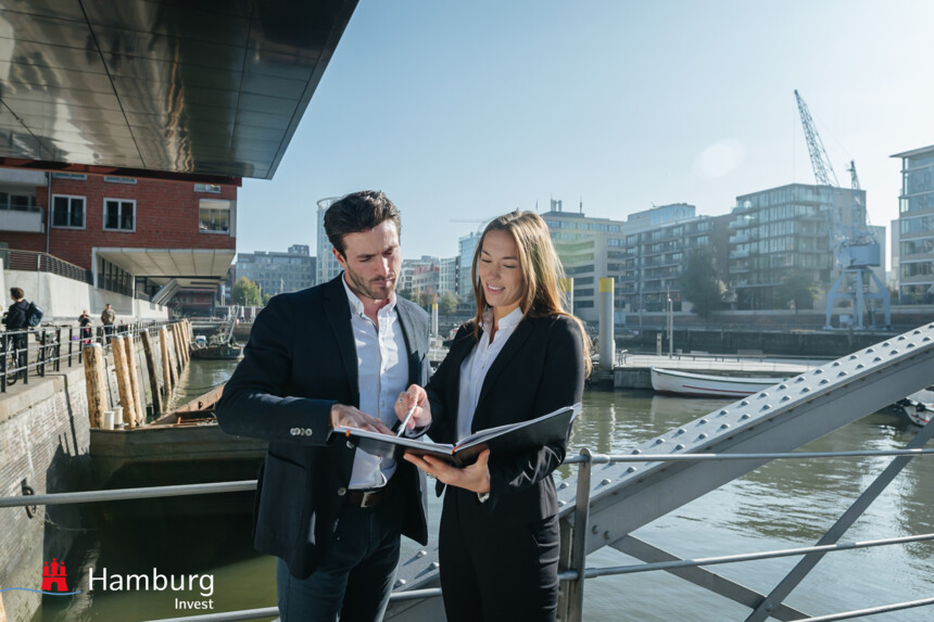 Hamburg Business: Zwei Geschäftsleute in der Hamburger Speicherstadt