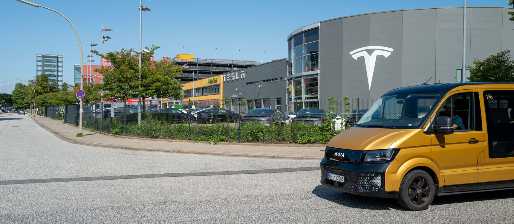 Moia Wagen vor dem Tesla Gebäude am Standort Friedrich-Ebert-Damm