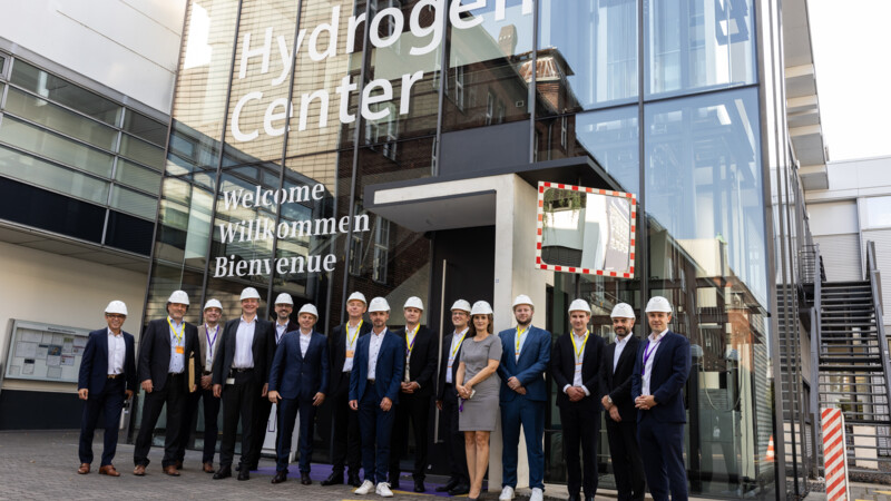 Gruppenbild vor Hydrogen Center