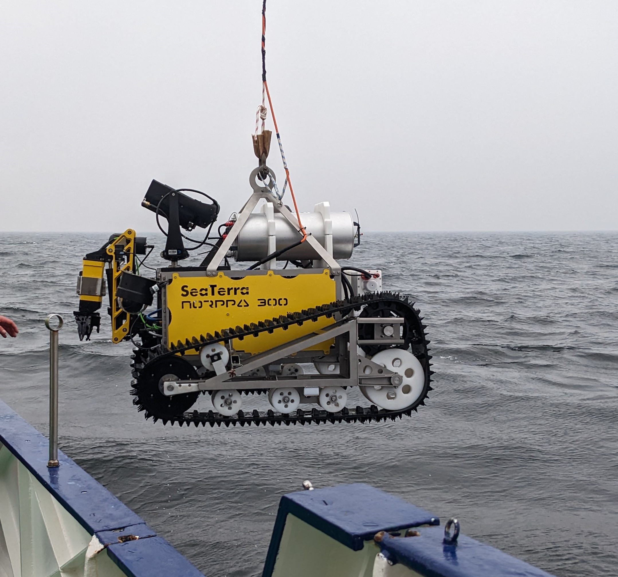 Unterwasserroboter zur Bergung von Kleinmunition wird ins Meer herabgelassen