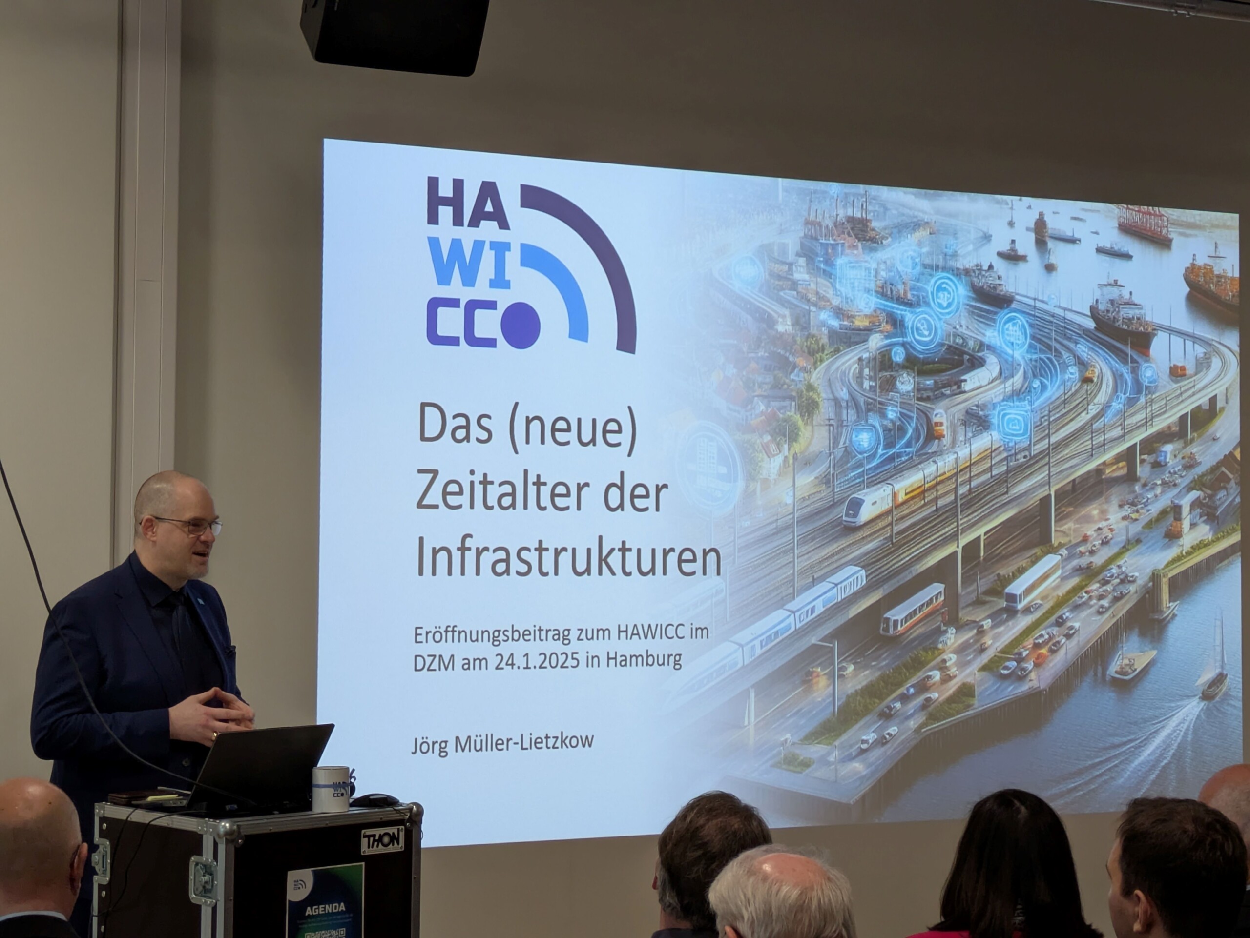 HCU-Präsident Professor Jörg Müller-Lietzkow präsentiert HAWICC