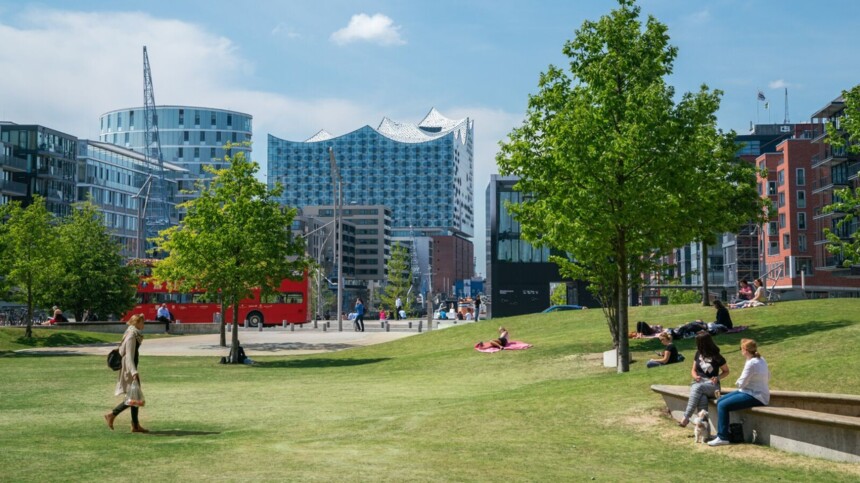 Locations in Hamburg: Erholungsfläche in der HafenCity Hamburg, im Hintergrund die Elbphilharmonie